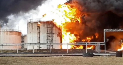Лабинскую нефтебазу продолжают тушить.