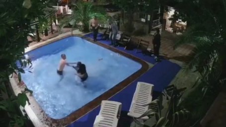 Владелец сочинского отеля после драки едва не утопил постояльца в бассейне