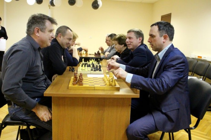 В Мостовском районном суде стартовал турнир по шахматам