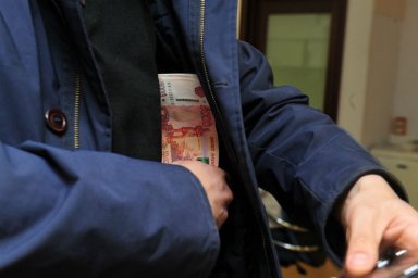 В Мостовском мужчина похитил из кассы магазина 17 тысяч рублей