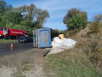 В Псебае &laquo;тонар&raquo; лёг на бок на улице Мостовой